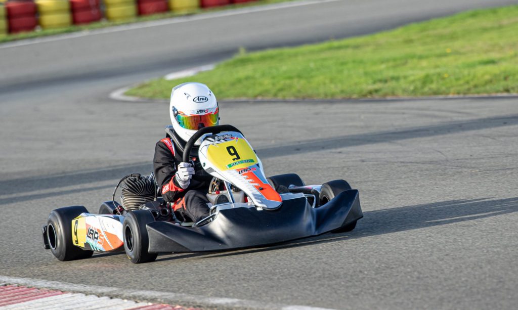Alex sur le circuit de karting de Laval
